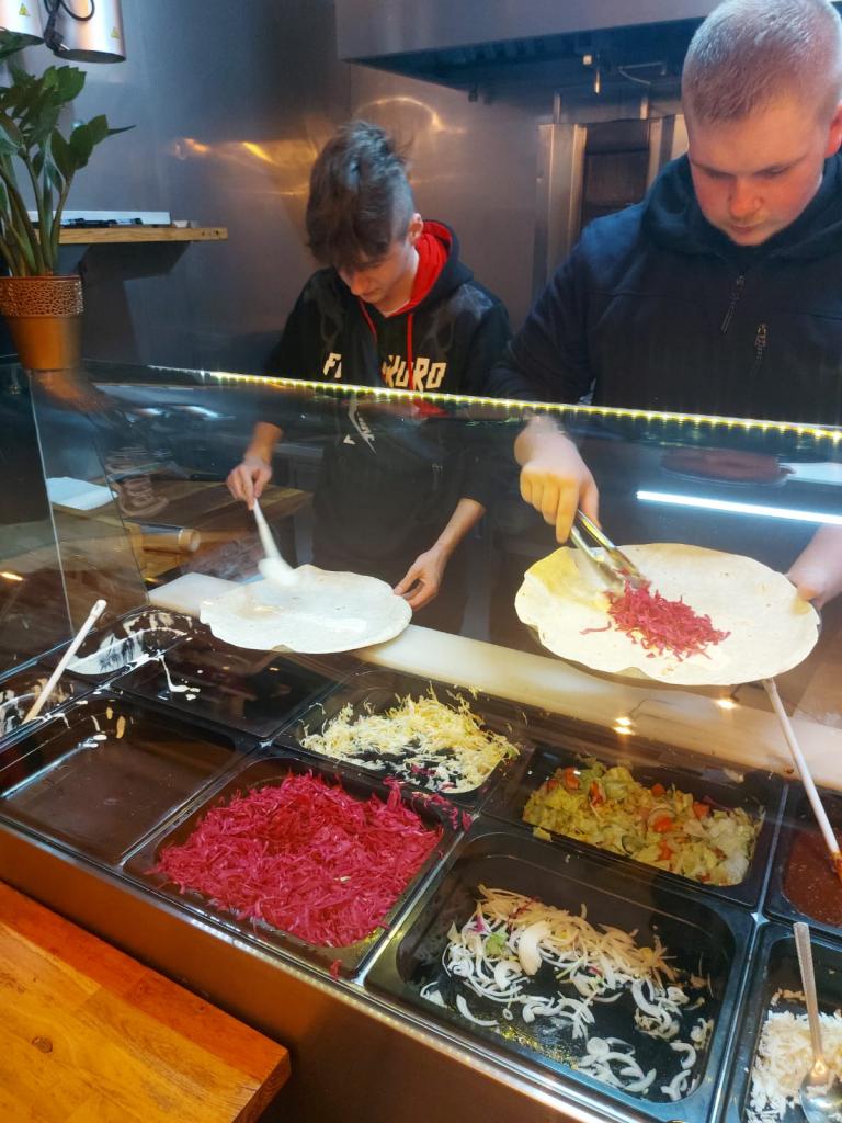 Młodzi kucharze z Mysłakowic zdobywają nowe umiejętności.