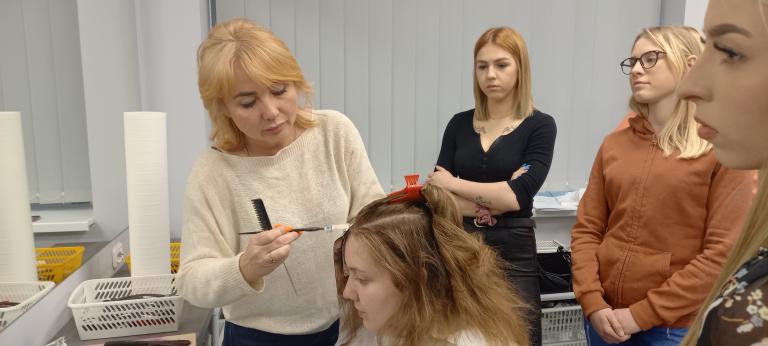 Rozpoczęcie kursu „Koloryzacji włosów” w Toruniu