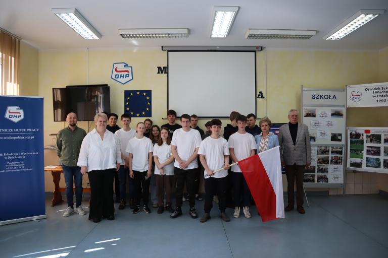Uroczysty apel z okazji nadchodzącej rocznicy uchwalenia Konstytucji 3 Maja w Ośrodku Szkolenia i Wychowania w Próchnowie