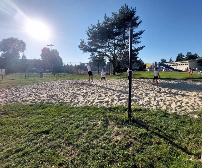 Sportowa pasja w sercu lata czyli turniej siatkówki plażowej w dąbrowskim hufcu