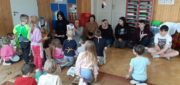 Młodzież prowadzi edukację zdrowotną w trzebińskim przedszkolu