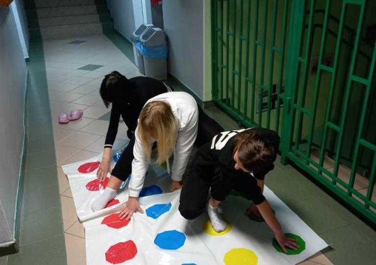 Młodzież gra w grę ruchową Twister
