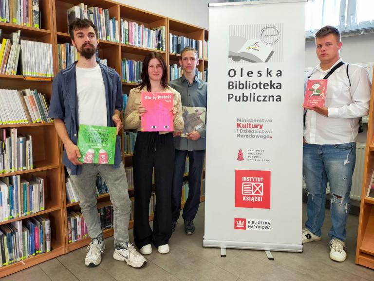 „Literacka wymiana” – Dzień Biblioteki i Bibliotekarza – wizyta w Oleskiej Bibliotece Publicznej