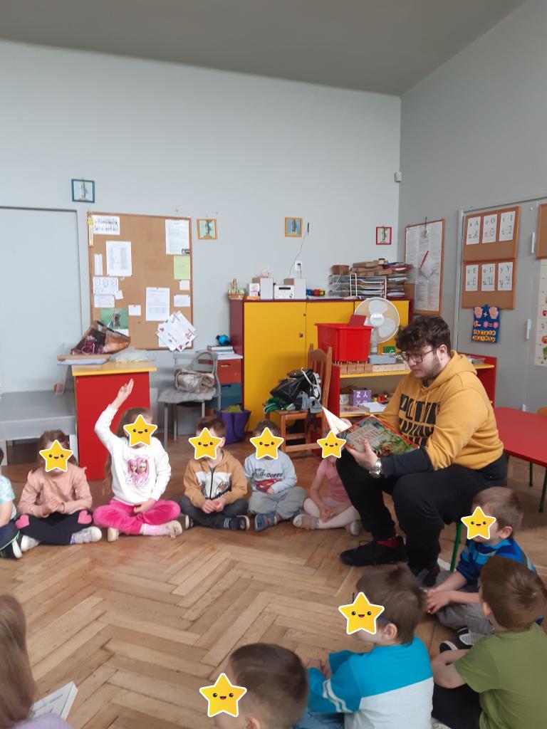 Uczestnicy Hufca Pracy 5-6 w Łodzi z wizytą w przedszkolu 