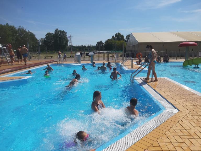 Półmetek wakacji – wyjście polkowickiej młodzieży  na basen