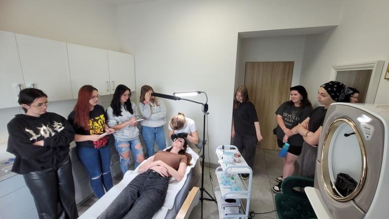 Szkolenie z laminacji brwi i rzęs w Ząbkowicach Śląskich trwa