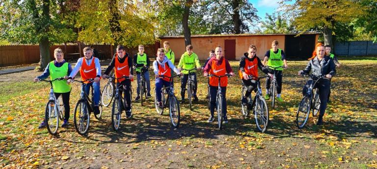 Wycieczka rowerowa uczestników z Ośrodka Szkolenia i Wychowania OHP w Szamocinie