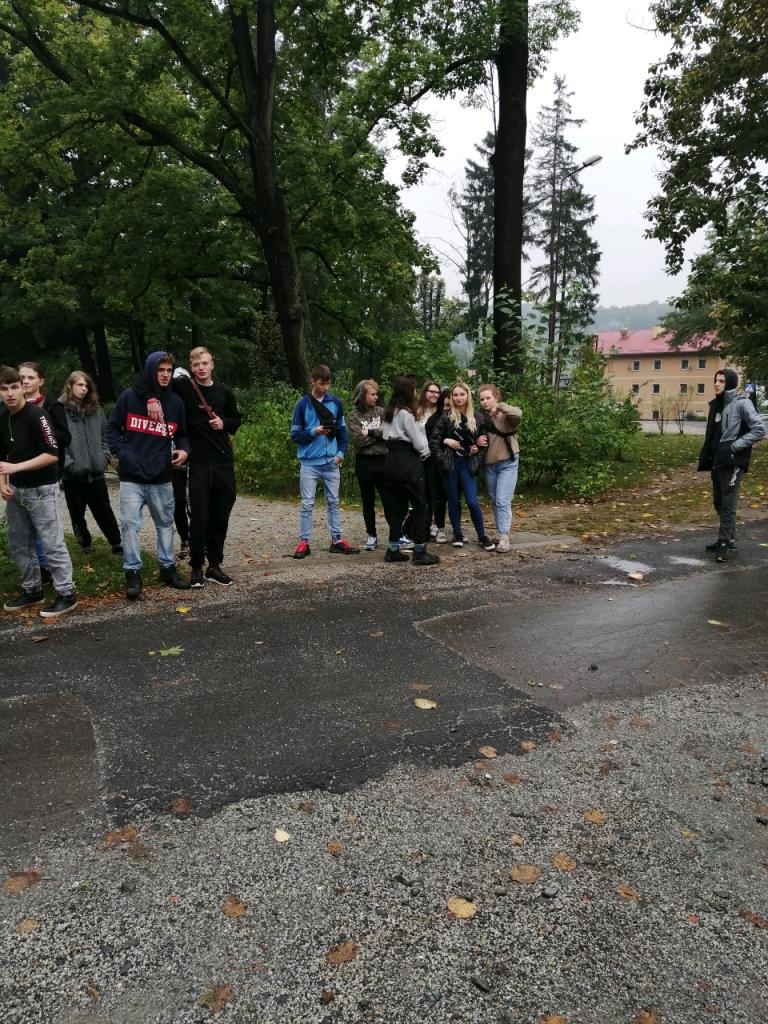 Wycieczka rekreacyjna w poszukiwaniu oznak jesieni w parku w Mysłakowicach