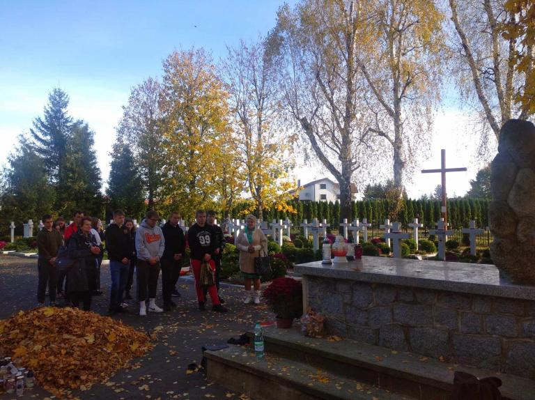 Wyjście na cmentarz wojenny w Tomaszowie Lubelskim