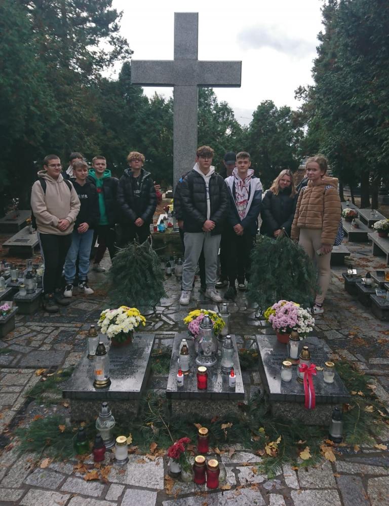 Młodzież z Hufca Pracy w Ostrzeszowie z wizytą na cmentarzu
