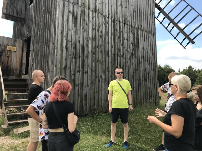 Wakacyjne zwiedzanie Skansenu w Tokarni i Zamku Królewskiego w Chęcinach