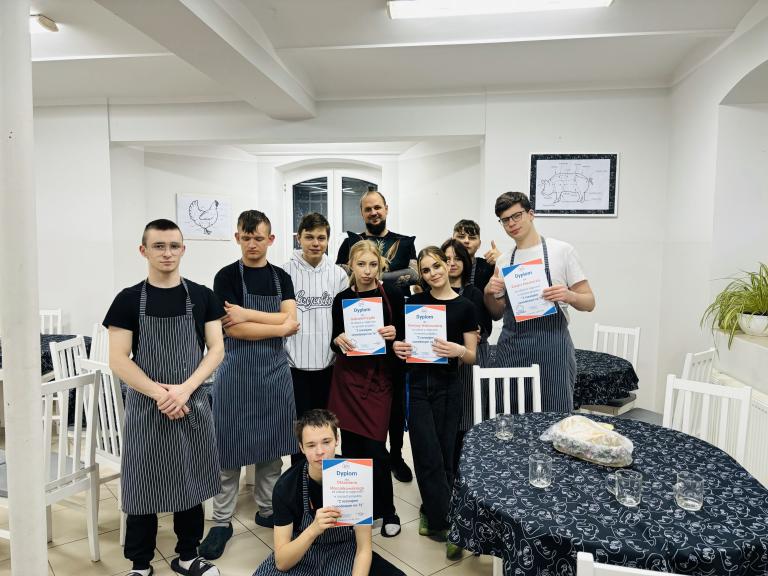 Młodzież z Ośrodka Szkolenia i Wychowania w Chraplewie poznaje zawód kucharza – warsztaty z profesjonalnym szefem kuchni 