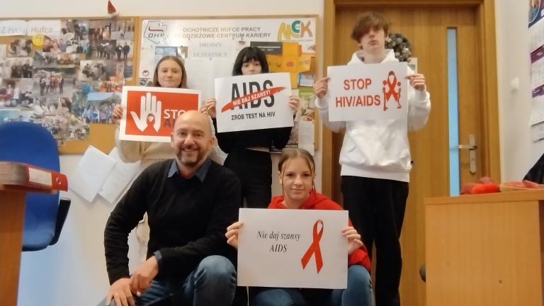 HP Wałbrzych obchodzi” Światowy Dzień walki z AIDS”