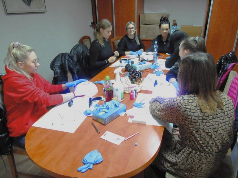 Kurs „Stylizacja paznokci metodą hybrydową” w Młodzieżowym Centrum Kariery w Ostrowie Wielkopolskim
