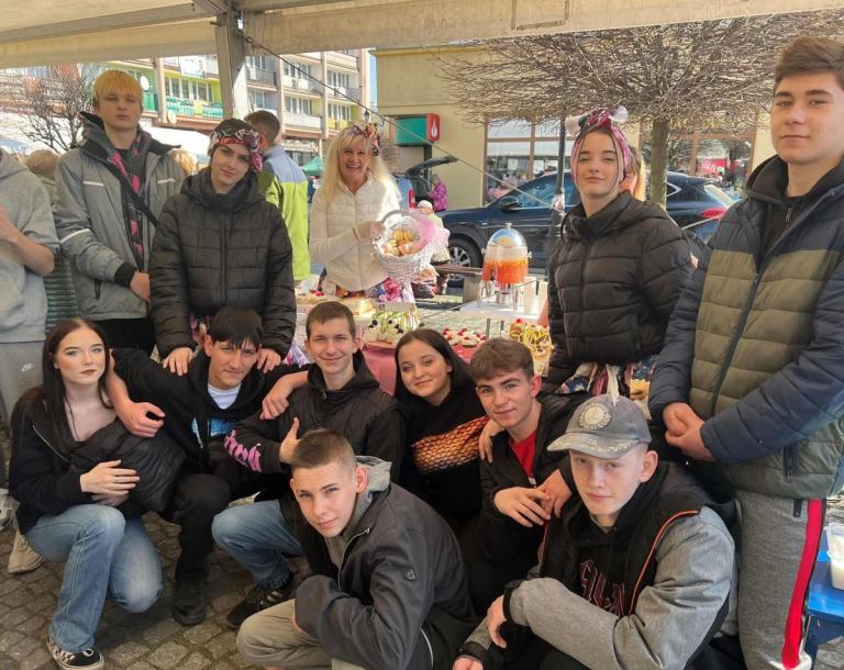 Uczestnicy OSiW OHP w Ząbkowicach Śląskich na Jarmarku Wielkanocnym