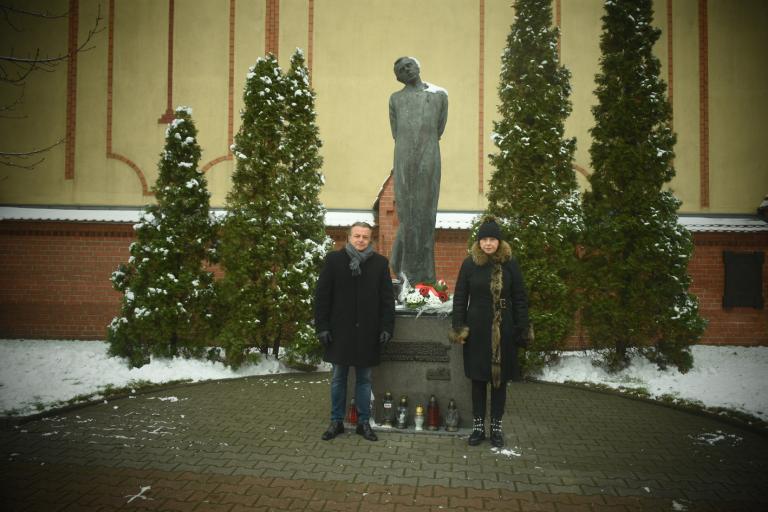 Zastępca Wielkopolskiego Wojewódzkiego Komendanta OHP składa kwiaty pod pomnikiem ks. Jerzego Popiełuszki