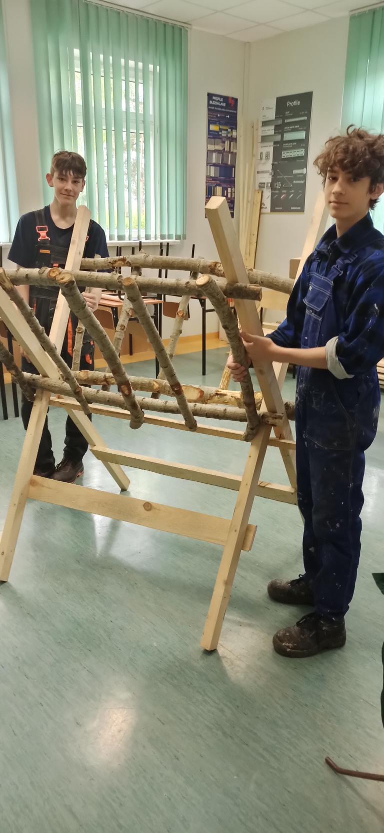 Młodzież z Ośrodka OHP Ząbkowice Śląskie zbudowała paśnik dla zwierząt leśnych