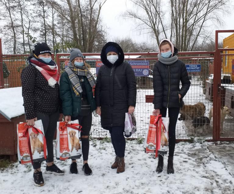 Wolny czas przeznaczają na pomoc zwierzętom