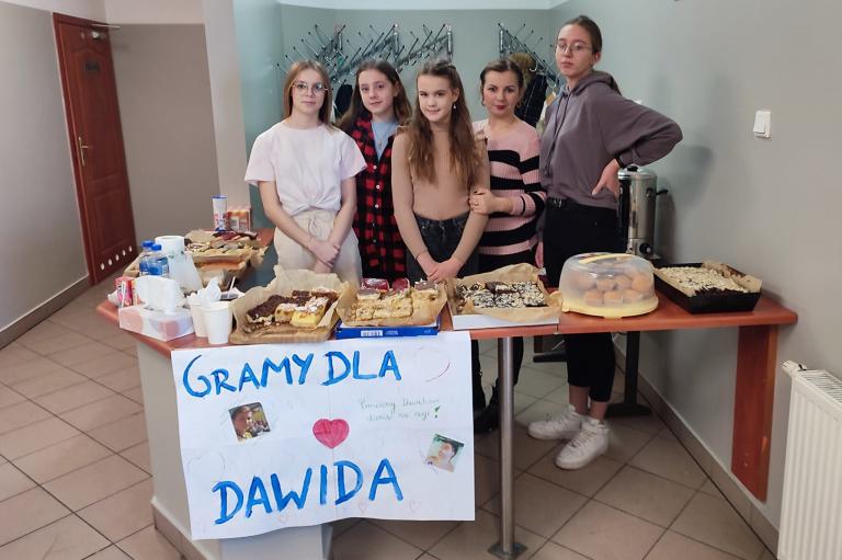 Młodzież pomaga Dawodowi sprzedając ciasta