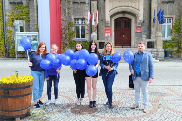 Uczestnicy Rady Młodzieży oraz podopieczni wałbrzyskiego Hufca Pracy wraz z Komendantem i wychowawcami świętują 20-lecie przystąpienia Polski do Unii Europejskiej