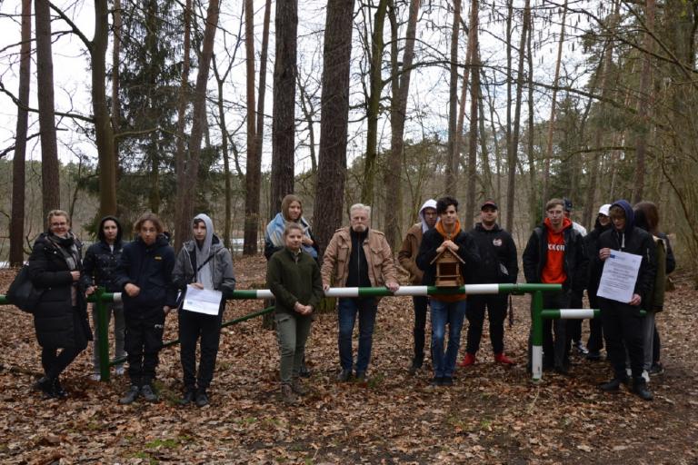 Młodzież z Ośrodka Szkolenia i Wychowania w Niechanowie podczas edukacyjnego spaceru po lesie w ramach projektu Europejskiego Korpusu Solidarności 