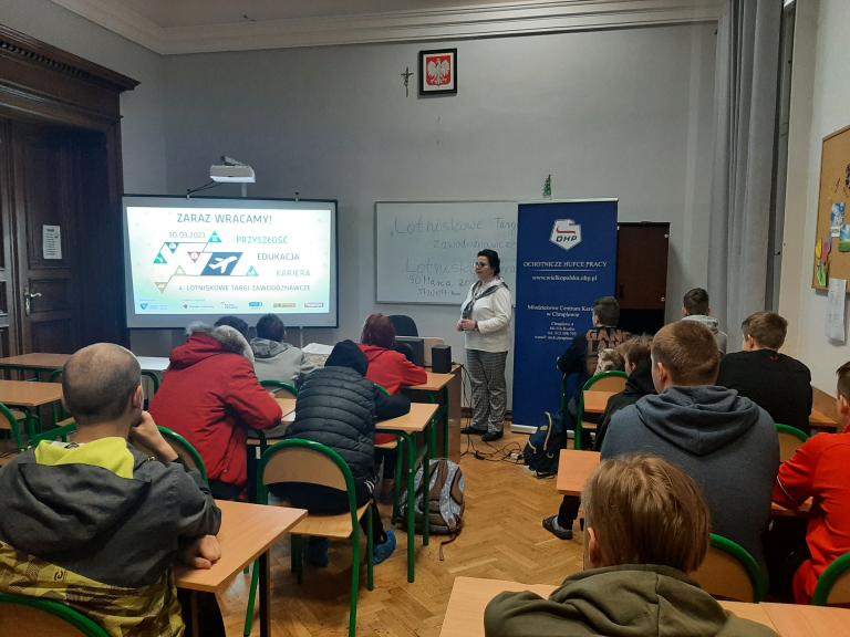Targi Edukacji i Pracy zorganizowane przez Młodzieżowe Centrum Kariery w Chraplewie