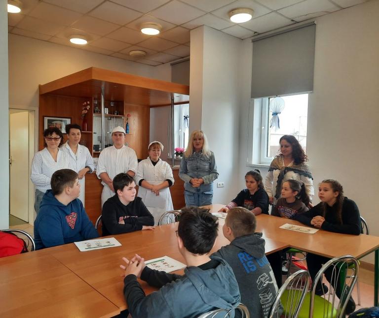 Wizyta młodzieży ze Szkoły Podstawowej w Zwróconej na warsztatach gastronomicznych w OSiW OHP w Ząbkowicach Śląskich