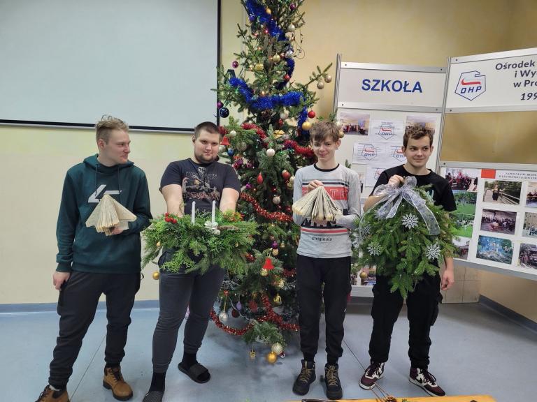 Przygotowanie dekoracji świątecznych w Ośrodku Szkolenia i Wychowania w Próchnowie 