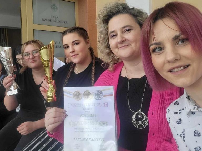 Uczestniczki z Dębicy laureatkami Konkursu Uczniów Fryzjerstwa Województwa Podkarpackiego