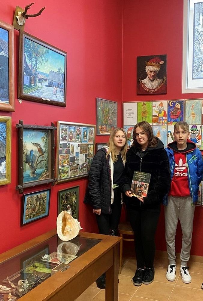 Uczestnicy z wizytą w lanckorońskiej bibliotece