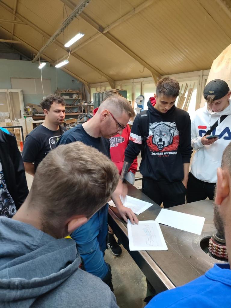 Wycieczka do przedsiębiorstwa stolarskiego uczestników Ośrodka Szkolenia i Wychowania w Niechanowie