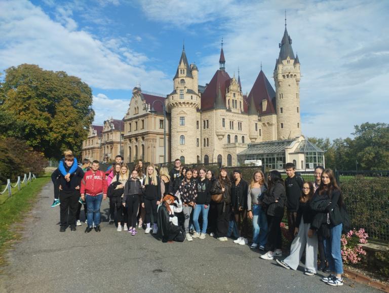 Hufiec Pracy z Trzebnicy na zamku w Mosznej i Górze Świętej Anny w ramach „Witamy w OHP”