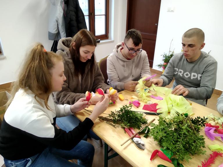 Radzyń Podlaski: Młodzież na warsztatach robienia palm