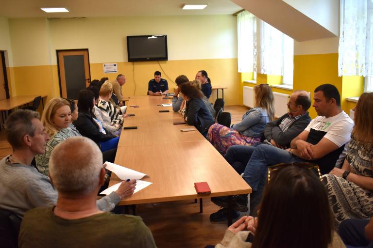 Radzyń Podlaski: Spotkanie kadry OHP z przedstawicielem Policji na temat profilaktyki uzależnień