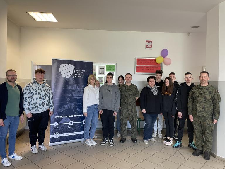 NATO – sojusz gwarantujący bezpieczeństwo – spotkanie uczestników kościańskiego Hufca Pracy z przedstawicielami Wojskowego Centrum Rekrutacji w Lesznie