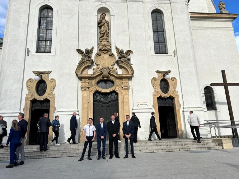 „Umacnianie wiary- młodzież OSiW w Oleśnie przystąpiła do Sakramentu Bierzmowania”