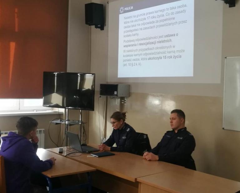 Spotkanie uczestników Hufca Pracy w Lesznie z funkcjonariuszami Komendy Miejskiej Policji