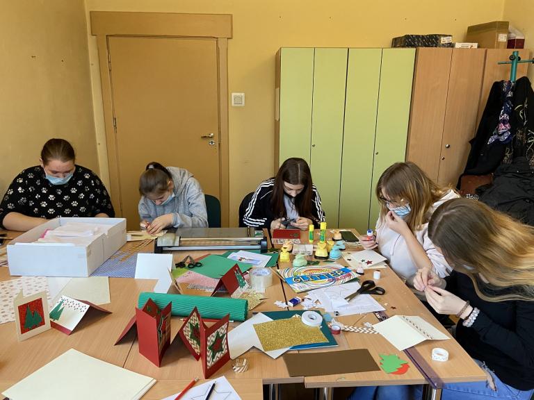 Tworzenie kartek świątecznych przez Radę Młodzieży i Klub Aktywnych we Wrześni