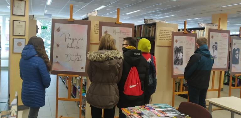 Uczestnicy dąbrowskiego hufca na bardzo kobiecej wystawie