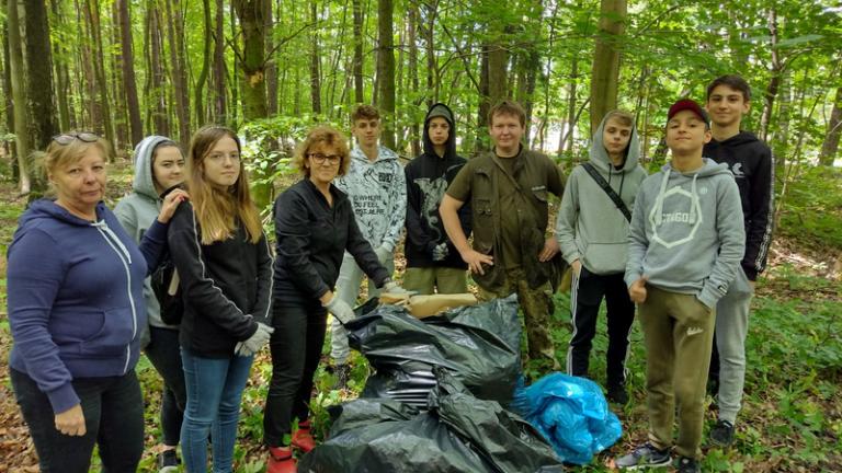 Akcja sprzątania lasu młodzieży Hufca 5-6 w Łodzi.