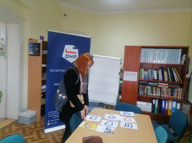 Przedstawicielka  szkoły Żak z ofertą edukacyjną w MCK OHP w Zgorzelcu