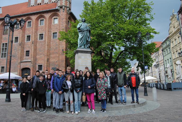 Uczestnicy z Ośrodka Szkolenia i Wychowania z Szamocina w mieście Kopernika