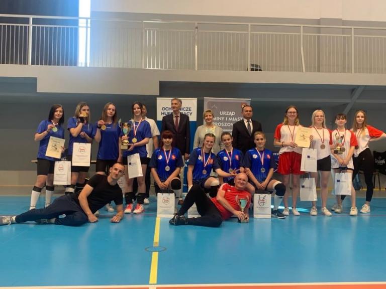 VIII Wojewódzki Turniej Piłki Siatkowej Dziewcząt OHP w Proszowicach 