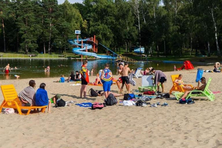 Ostrzeszowska młodzież na basenie – Akcja Lato 2022