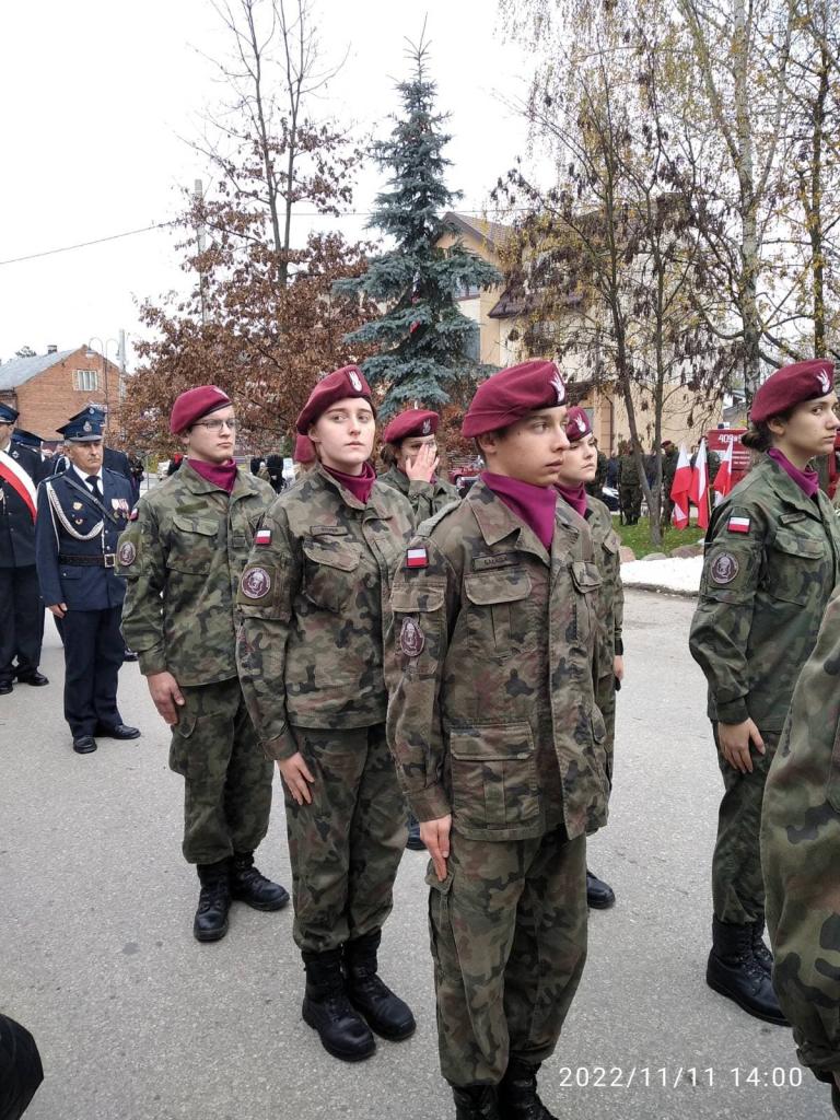 „Maszerują strzelcy, maszerują, karabiny błyszczą, szary strój,  a przed nimi drzewce salutują bo za Polskę idą w bój”