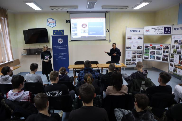 Przedstawiciele Policji i Sanepidu w Ośrodku Szkolenia i Wychowania w Próchnowie