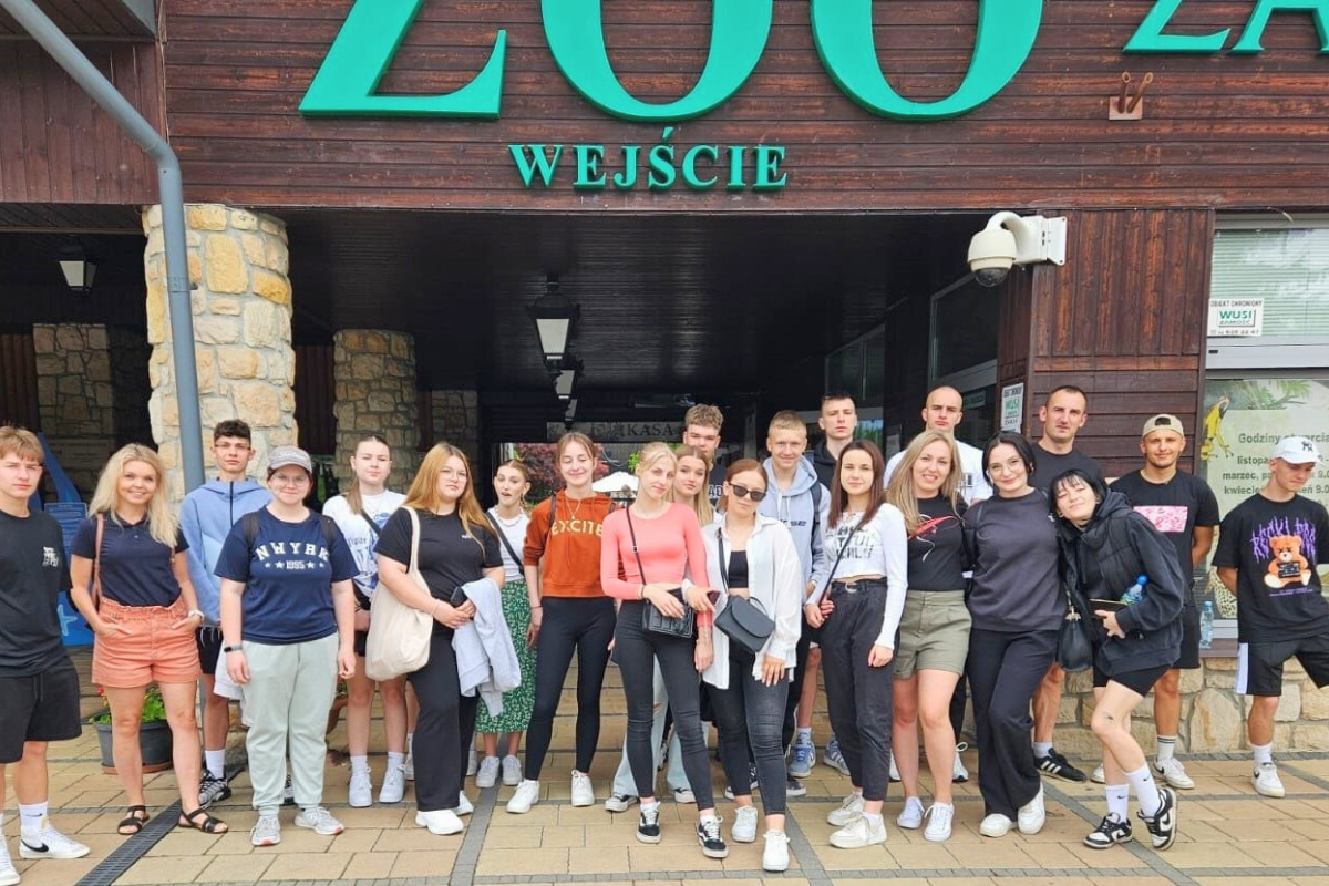 Uczestnicy przed wejściem do ZOO