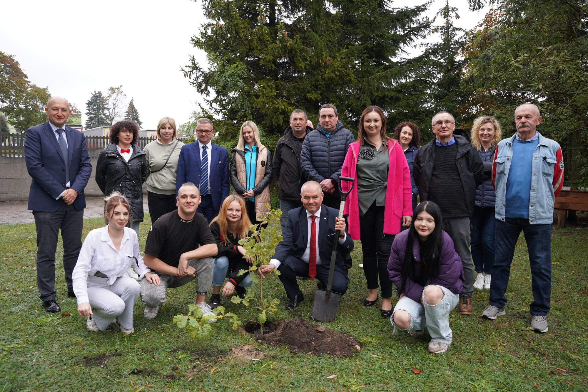 Zdjęcie grupowe uczestników inauguracji roku szkoleniowego przy sadzeniu dębu