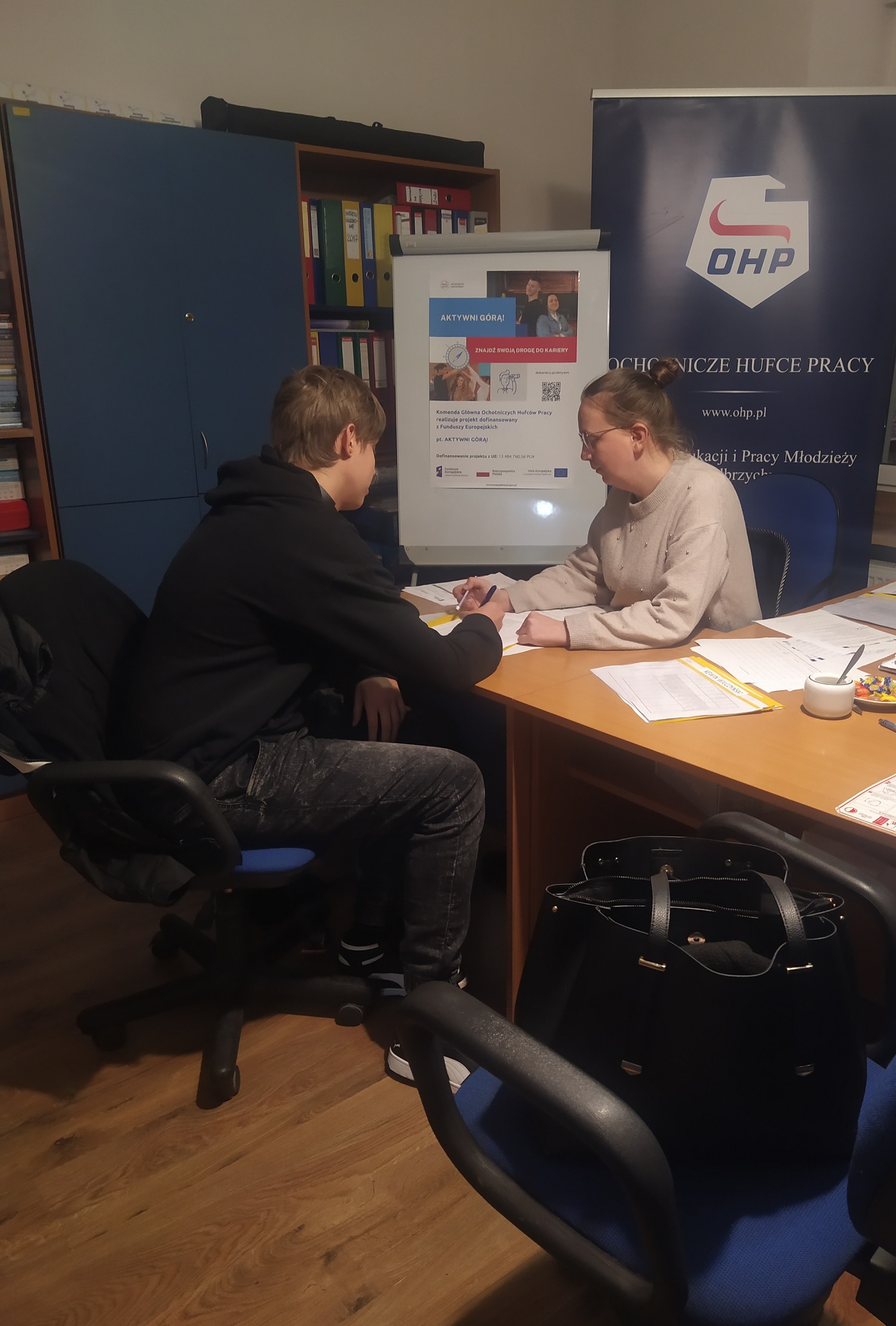 W Mobilnym Centrum Informacji Zawodowej w Wałbrzychu trwają spotkania indywidualne z doradcą zawodowym w ramach „Aktywni Górą!”  