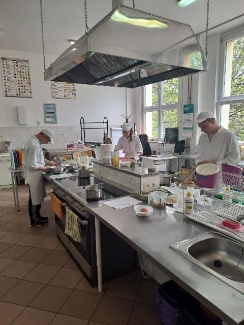 Uczestnicy OSiW OHP w Ząbkowicach Śląskich podczas egzaminu próbnego w zawodzie kucharz